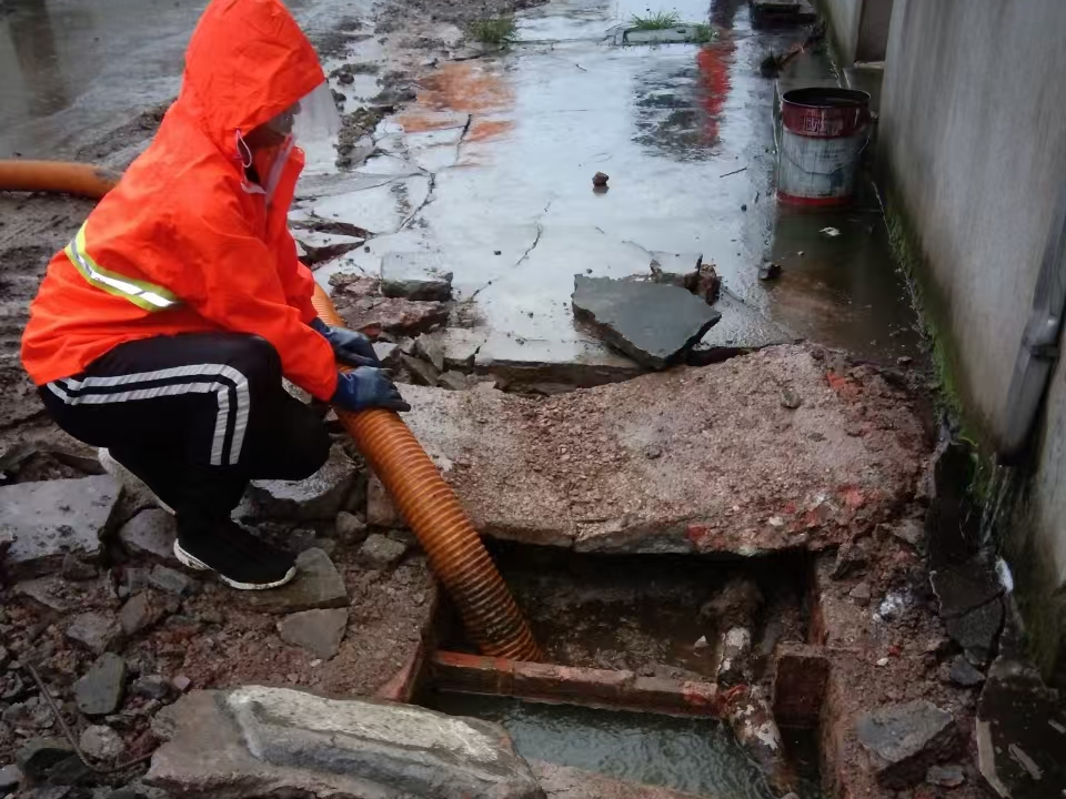 濂溪专业清理污水池 炜誉市政以规范流程守护城市 “肠道”