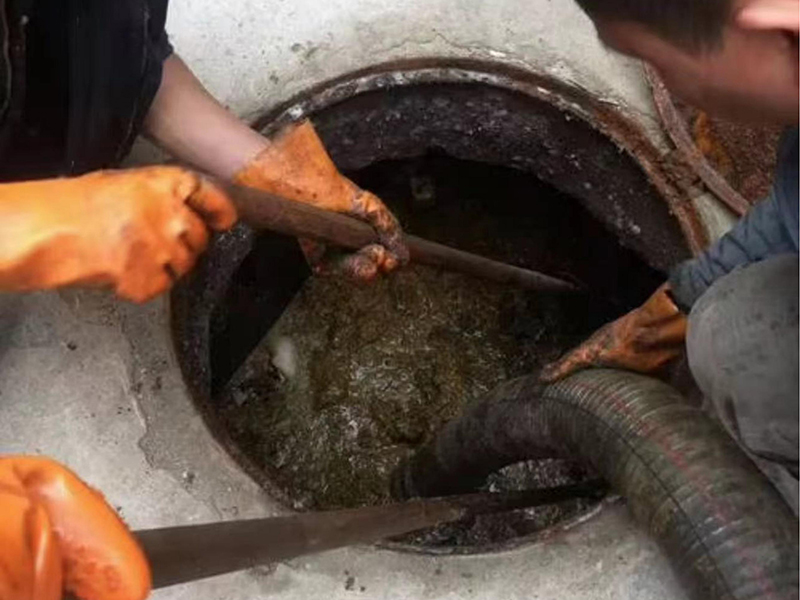 濂溪清理化粪池时如何避免沼气的危害？